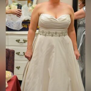 Paloma Blanca 4733 Wedding Dress